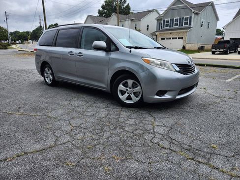 Used 2011 Toyota Sienna LE FWD image 1