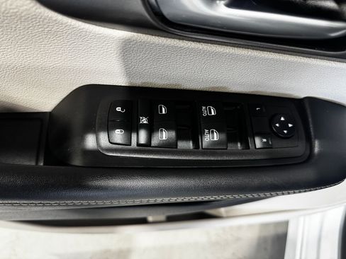 Used 2024 Chrysler Pacifica Touring-L FWD image 18