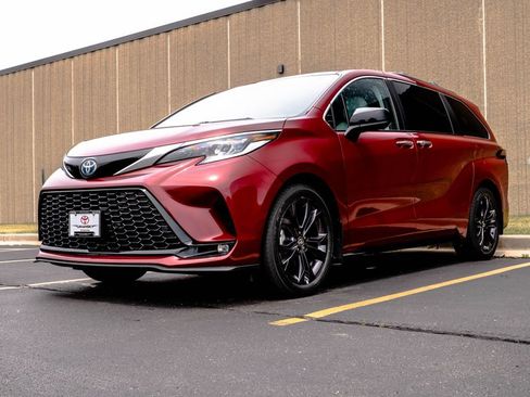 Used 2024 Toyota Sienna XSE FWD image 4