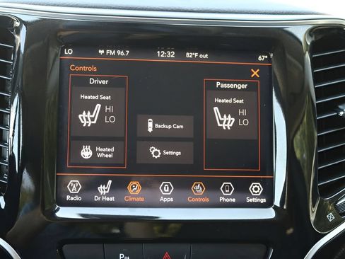 Used 2019 Jeep Cherokee Limited FWD image 25