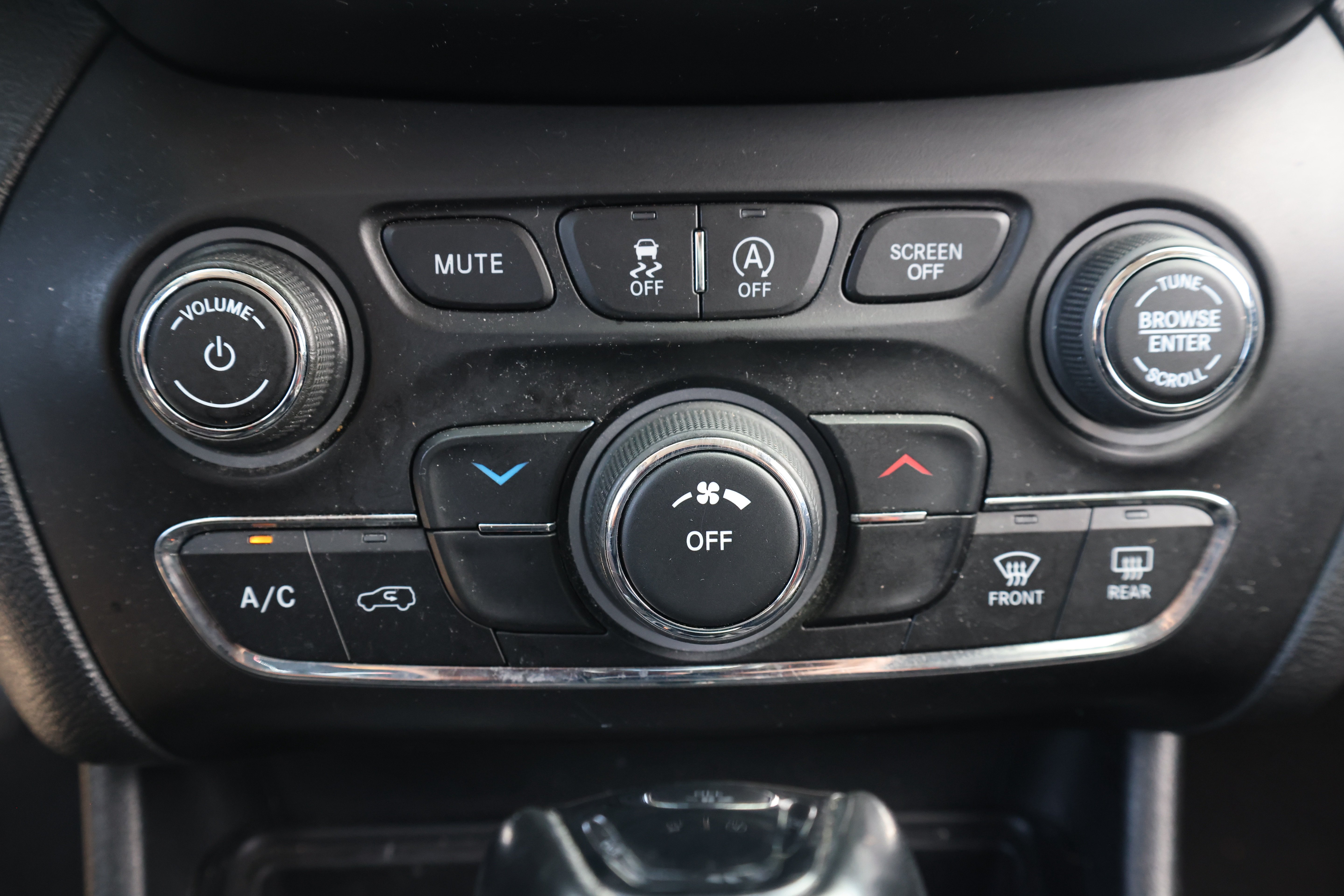 Used 2021 Jeep Cherokee Latitude Plus w/ Sun & Sound Group AWD/4WD image 12