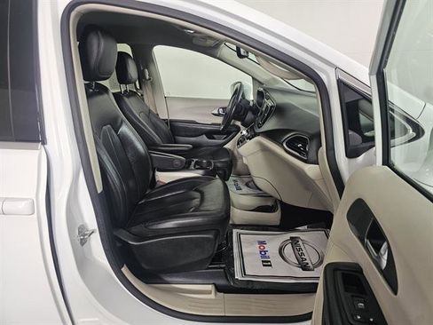 Used 2020 Chrysler Pacifica Touring-L image 12