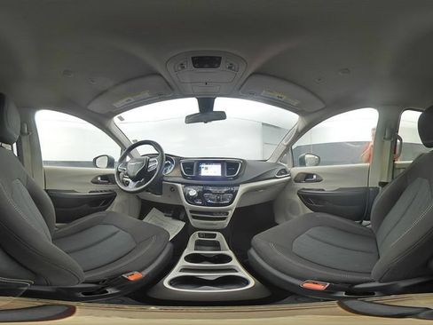 Used 2022 Chrysler Voyager LX FWD image 12