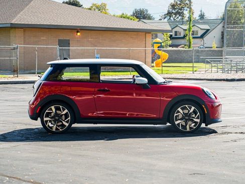 Used 2025 MINI Cooper 2-Door Hardtop image 4