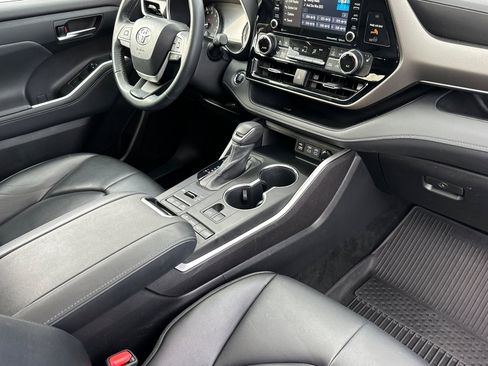Used 2022 Toyota Highlander XLE image 18