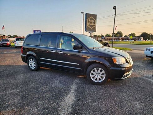 Used 2014 Chrysler Town & Country Touring w/ Driver Convenience Group FWD image 2