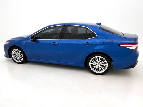 Used 2020 Toyota Camry XLE w/ Sunroof Package FWD image 10