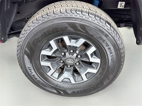 Certified 2022 Toyota Tacoma TRD Off-Road image 28