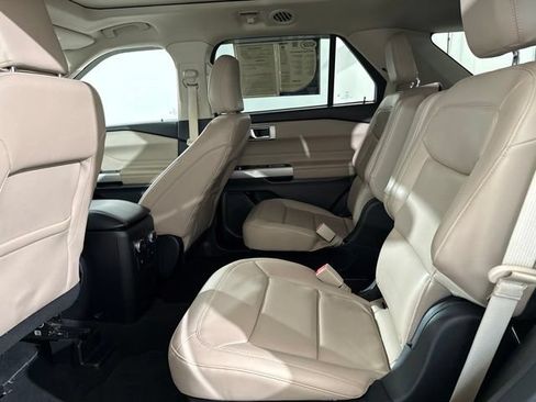 Used 2022 Ford Explorer XLT w/ Equipment Group 202A AWD/4WD image 17