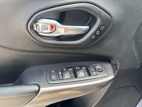 Used 2019 Jeep Cherokee Limited AWD/4WD image 13