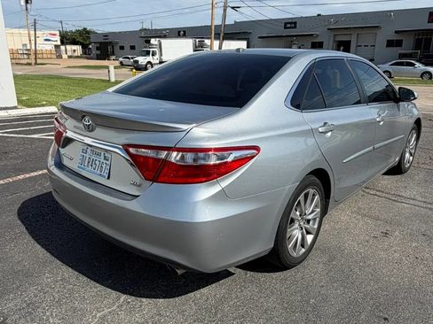 Used 2016 Toyota Camry XLE w/ Moonroof Package FWD image 3