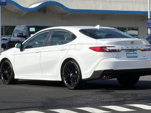 Used 2025 Toyota Camry SE FWD image 3