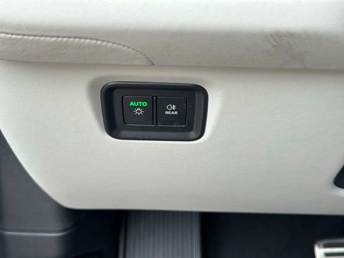 Certified 2025 Porsche Cayenne S image 36