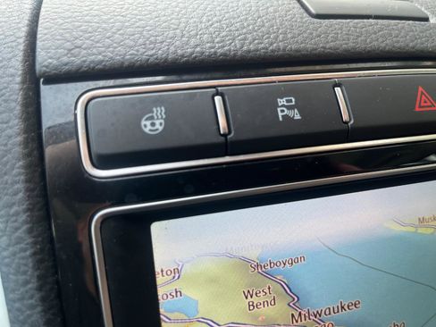 Used 2016 Volkswagen Touareg TDI AWD/4WD image 35