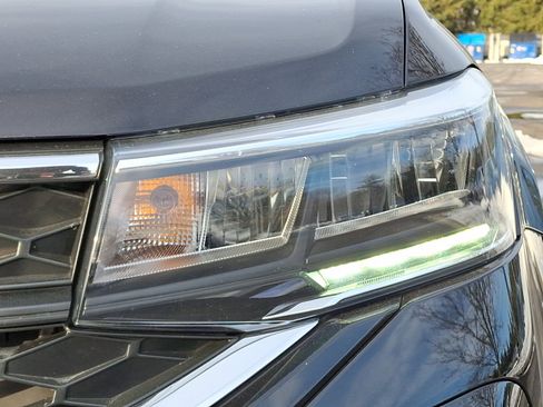 Certified 2024 Volkswagen Taos SE image 10