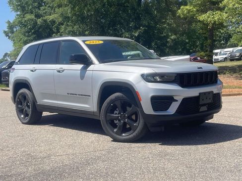 New 2025 Jeep Grand Cherokee Altitude AWD/4WD image 32