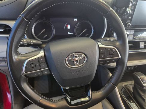 Used 2020 Toyota Highlander XLE AWD/4WD image 37
