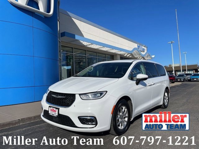 Used 2023 Chrysler Pacifica Touring-L FWD image 1