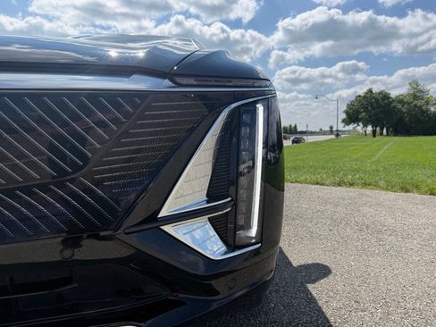 Certified 2024 Cadillac Lyriq Luxury AWD/4WD image 9