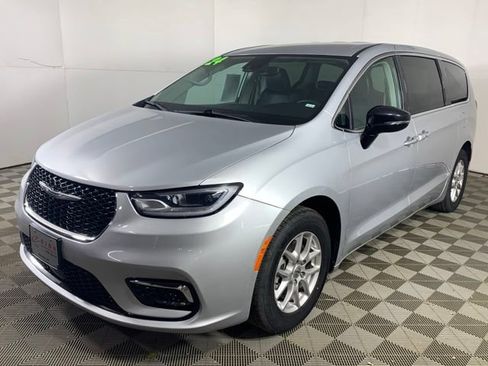 Used 2024 Chrysler Pacifica Touring-L FWD image 12