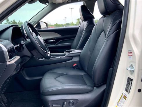 Used 2024 Toyota Grand Highlander Limited AWD/4WD image 8