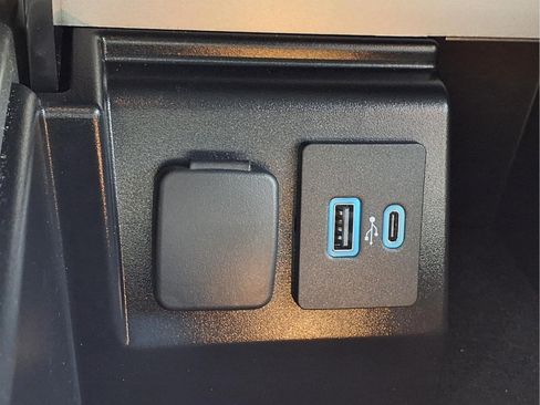 Used 2023 Ford Explorer XLT w/ Equipment Group 202A AWD/4WD image 22