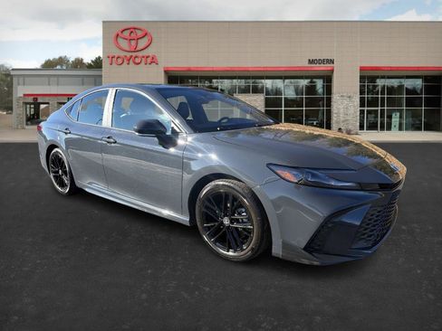 Certified 2025 Toyota Camry SE image 3