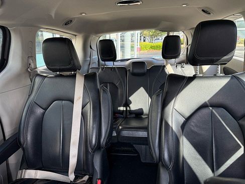 Used 2022 Chrysler Pacifica Touring-L w/ Uconnect Theater Family Group FWD image 23