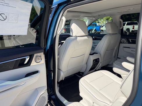 New 2027 Buick Enclave Avenir w/ LPO, Floor Liner Package AWD/4WD image 13