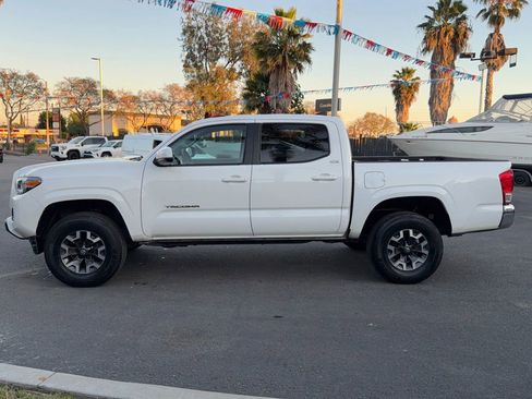 Used 2016 Toyota Tacoma SR5 w/ Towing Package image 5