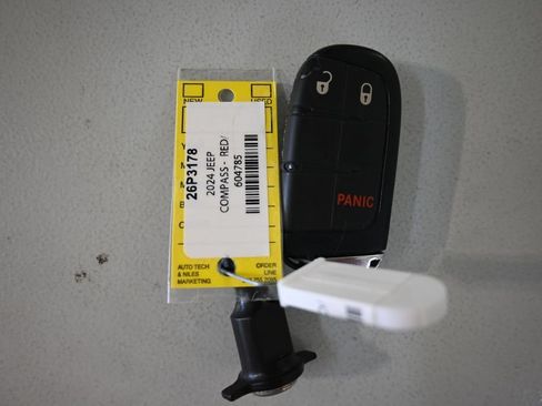 Used 2024 Jeep Compass Latitude AWD/4WD image 9