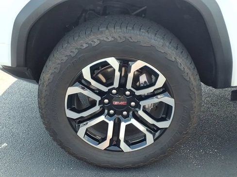 Used 2025 GMC Canyon AT4 w/ Nightfall Edition AWD/4WD image 30