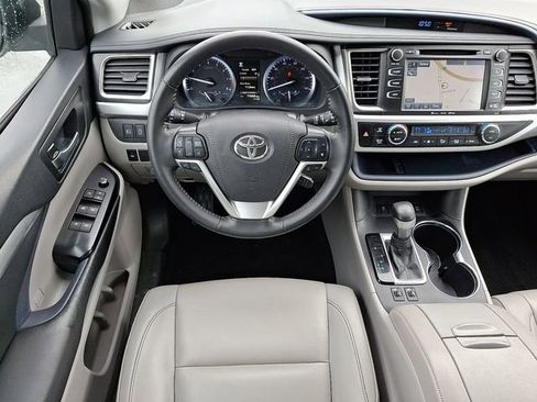 Used 2019 Toyota Highlander XLE image 12