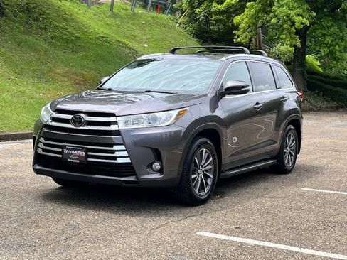 Used 2019 Toyota Highlander XLE AWD/4WD image 25