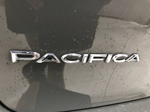 Used 2022 Chrysler Pacifica Touring-L AWD/4WD image 9