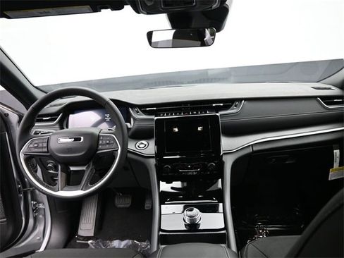 New 2025 Jeep Grand Cherokee L Laredo image 24