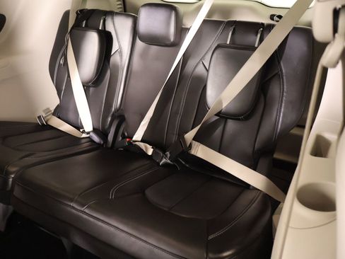 Used 2023 Chrysler Pacifica Touring-L image 12