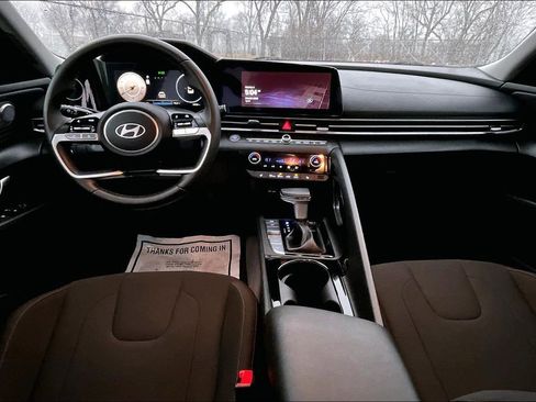 Used 2025 Hyundai Elantra SEL FWD image 14