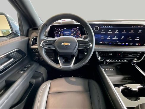 Used 2026 Chevrolet Suburban LT RWD image 5