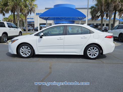 Used 2024 Toyota Corolla LE w/ LE Convenience Package FWD image 2