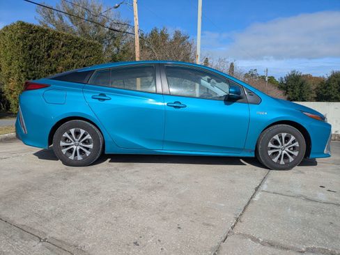 Used 2022 Toyota Prius Prime XLE image 3