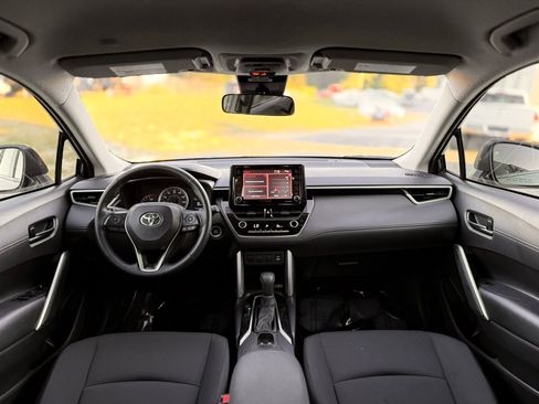 Used 2022 Toyota Corolla Cross LE FWD image 2
