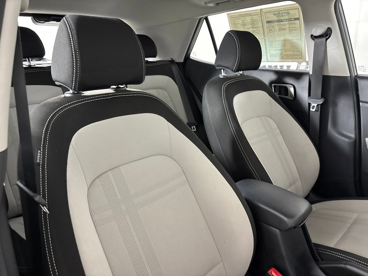 Used 2025 Hyundai Venue SEL FWD image 31