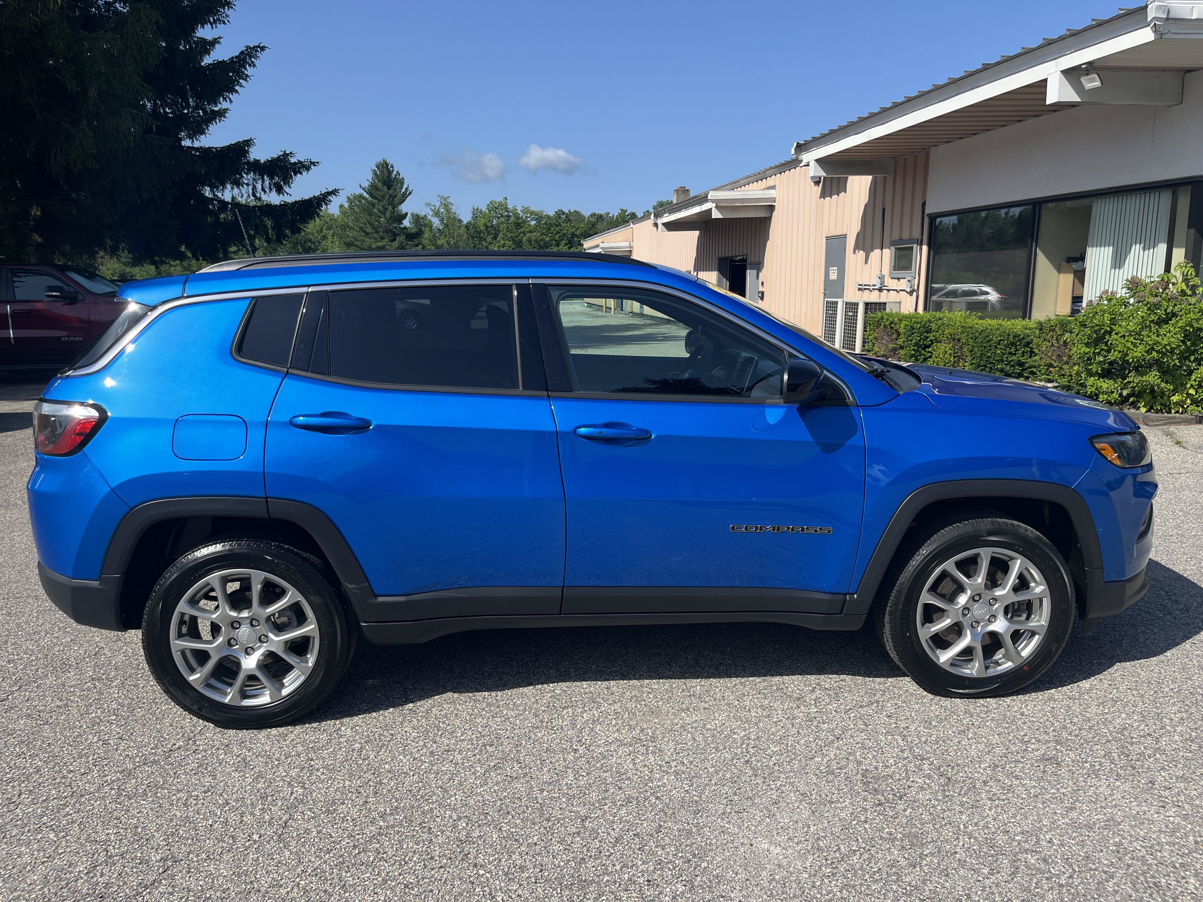 Certified 2024 Jeep Compass Latitude AWD/4WD image 4