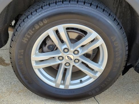 Used 2023 Ford Explorer XLT w/ Equipment Group 202A AWD/4WD image 5