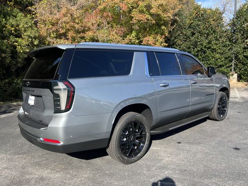 New 2026 Chevrolet Suburban LT w/ Comfort Package image 10