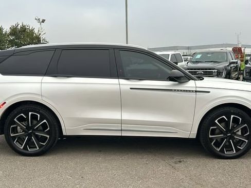 Used 2024 Lincoln Nautilus Reserve image 2