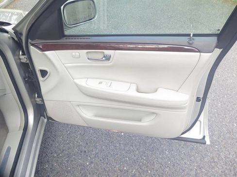 Used 2009 Cadillac DTS w/ Trunk Convenience Package FWD image 23