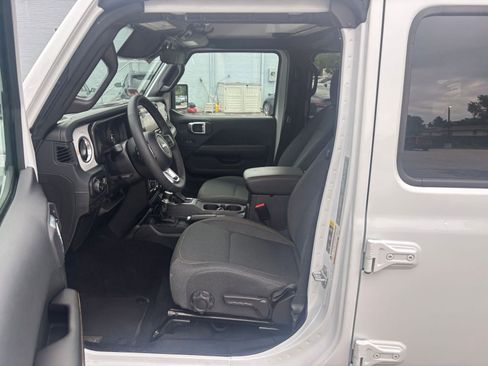 Used 2025 Jeep Wrangler Unlimited Sahara AWD/4WD image 22