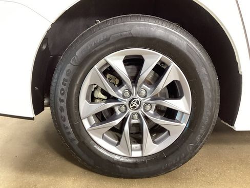 Used 2024 Toyota Sienna LE FWD image 41